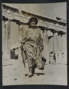 Agatha Christie visita l'Acropoli di Atene nel 1958