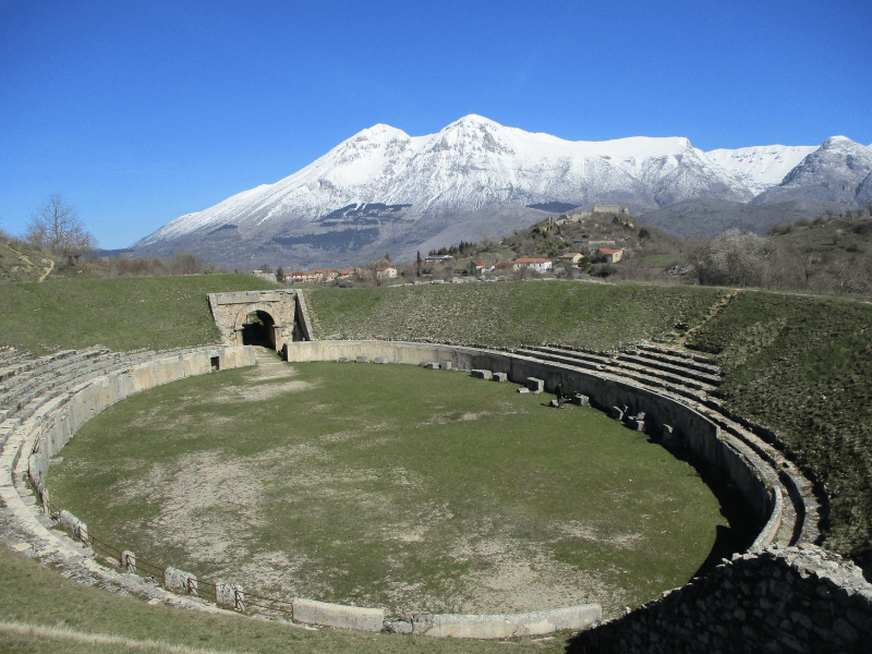 Massa D’Albe: Alba Fucens, il Castello e la chiesa di San Pietro