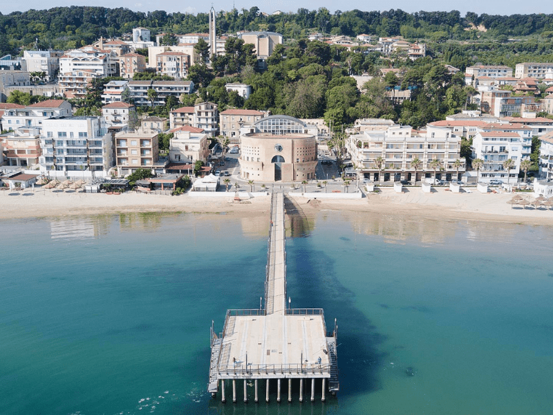 Francavilla al Mare: il grande Albergo Bagni e il P-38 inabissato